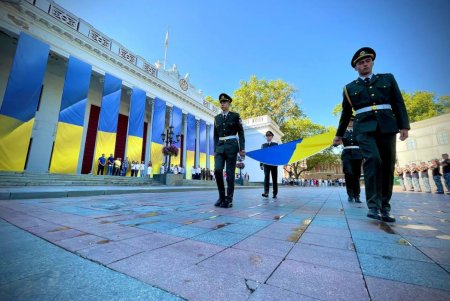 На Думской площади и Воронцовском маяке в честь праздника торжественно подняли флаг Украины (фото, видео)