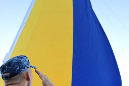 На Думской площади и Воронцовском маяке в честь праздника торжественно подняли флаг Украины (фото, видео)