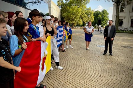 Вице-мэр поздравил с Днем Независимости одесских детей, которые отправились отдыхать на греческий остров (фото)