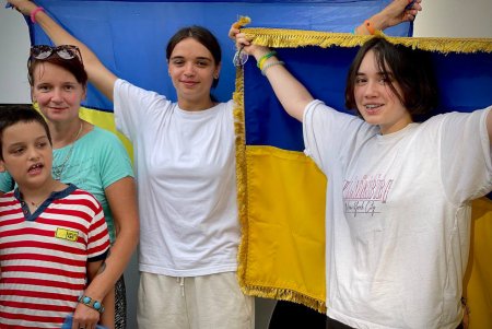 Вице-мэр поздравил с Днем Независимости одесских детей, которые отправились отдыхать на греческий остров (фото)