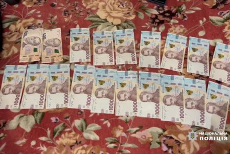 На поселке Котовского двое мужчин вынесли из чужой квартиры украшения, банковскую карту и полтора миллиона гривен (фото, видео)