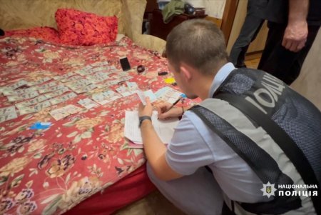На поселке Котовского двое мужчин вынесли из чужой квартиры украшения, банковскую карту и полтора миллиона гривен (фото, видео)
