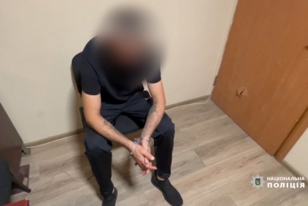 На поселке Котовского двое мужчин вынесли из чужой квартиры украшения, банковскую карту и полтора миллиона гривен (фото, видео)