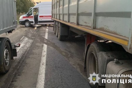 На автодороге Одесса-Рени столкнулись легковушка и грузовик: пострадала семья из пяти человек (фото)
