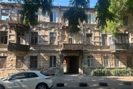 На Базарной в аварийном доме обрушилась стена фасадного флигеля (фото)