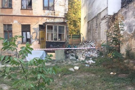 На Базарной в аварийном доме обрушилась стена фасадного флигеля (фото)