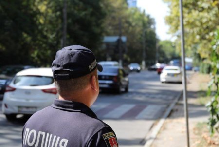 Одесские патрульные перед началом учебного года проверили разметку и дорожные знаки возле школ (фото)