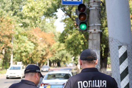 Одесские патрульные перед началом учебного года проверили разметку и дорожные знаки возле школ (фото)