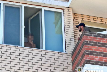 В Черноморске полицейские задержали злоумышленника, который удерживал в квартире женщину с ребенком (ОБНОВЛЕНО, видео)