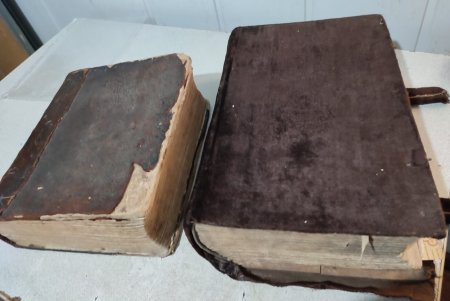Через Одесскую область в Румынию и Молдову пытались вывезти старинные золотые монеты и церковные книги (фото)