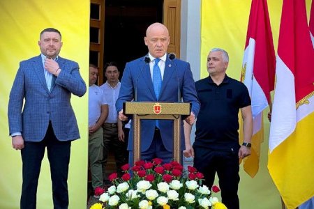 В День города на Думской площади торжественно подняли флаг Одессы (фото, видео)