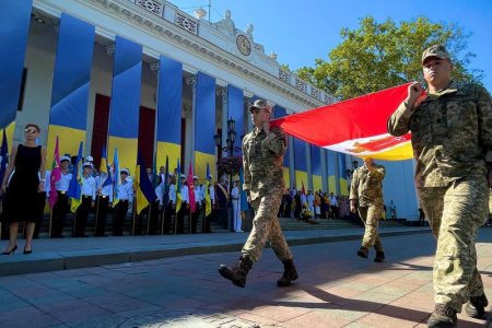 В День города на Думской площади торжественно подняли флаг Одессы (фото, видео)
