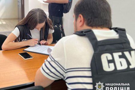 Чиновница одесской налоговой получила взятку в пять тысяч долларов США от предпринимателя (фото, видео)