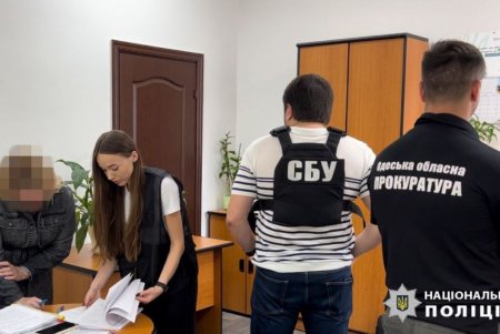 Чиновница одесской налоговой получила взятку в пять тысяч долларов США от предпринимателя (фото, видео)