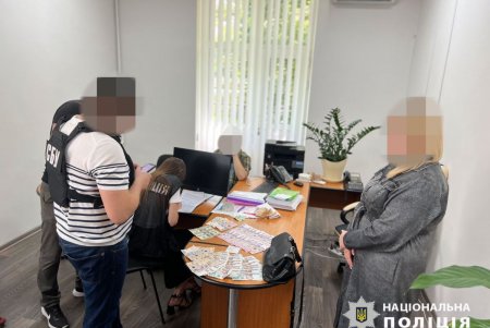 Чиновница одесской налоговой получила взятку в пять тысяч долларов США от предпринимателя (фото, видео)