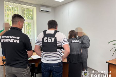 Чиновница одесской налоговой получила взятку в пять тысяч долларов США от предпринимателя (фото, видео)