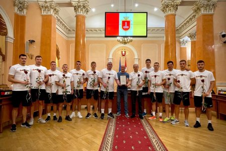 В честь Дня физической культуры и спорта мэр Одессы вручил почетные награды работникам этой сферы (фото)