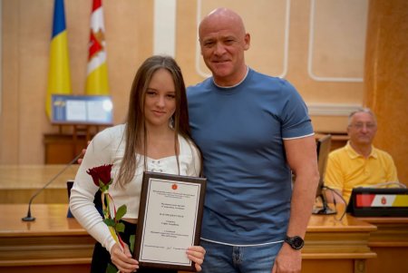 В честь Дня физической культуры и спорта мэр Одессы вручил почетные награды работникам этой сферы (фото)