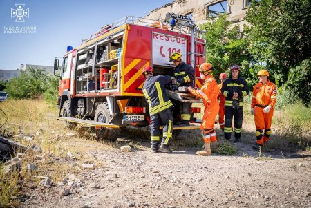 Одесские спасатели с отрядом быстрого реагирования обменялись опытом по спасению людей из-под завалов и труднодоступных мест (фото, видео)