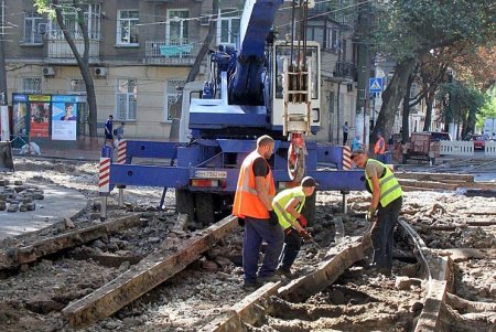 На перекрестке Пантелеймоновской и Старопортофранковской проводятся ремонтные работы (фоторепортаж) 