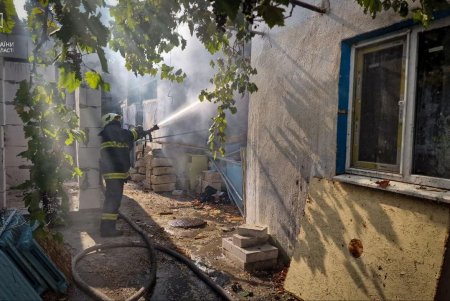 В Белгороде-Днестровском горел склад на территории больницы (фото)