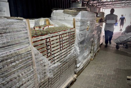 Мэр Одессы посетил гуманитарный штаб Хаджибейского района, где работают городские службы совместно с волонтерами (фото)