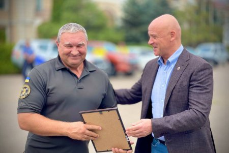 Мэр Одессы вручил награды спасателям и добровольцам по случаю профессионального праздника (фото, видео)