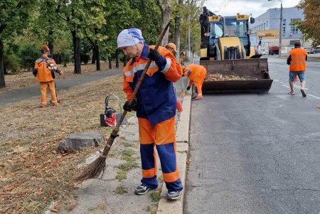 Одесситы совместно с коммунальщиками навели порядок в парках и скверах в День Всемирной уборки (фото, видео)