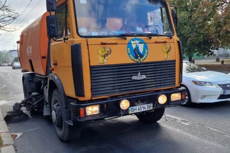 Одесситы совместно с коммунальщиками навели порядок в парках и скверах в День Всемирной уборки (фото, видео)