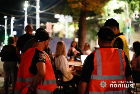 «Ночной город»: полицейские обеспечивают правопорядок на одесских улицах (фото, видео)