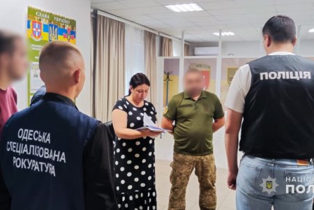 Сотрудник районного центра комплектования получил десять тысяч долларов США за содействие в увольнении военнослужащего (фото)