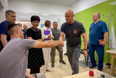 Мэр Одессы Геннадий Труханов посетил центр протезно-ортопедической помощи «Tellus» (фото)
