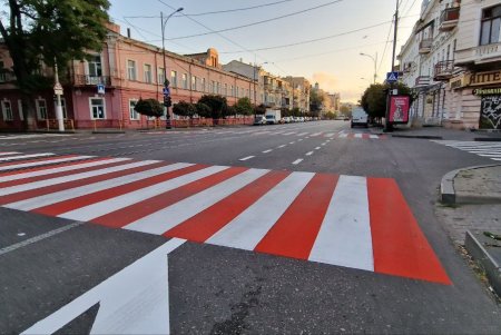 На Тираспольской появилась новая разметка, с велодорожками, паркоместами и красивыми пешеходными переходами (фото)