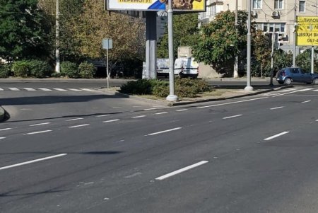 На Святослава Рихтера обновили дорожную разметку (фото)