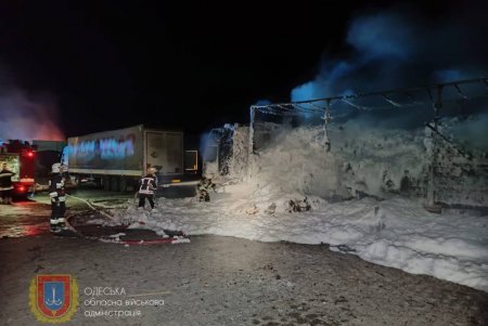 Второй день массированной вражеской атаки на Одессу и область: повреждены припортовая и пограничная инфраструктуры, зернохранилища, грузовые машины, пострадали люди (фоторепортаж) 