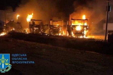 Второй день массированной вражеской атаки на Одессу и область: повреждены припортовая и пограничная инфраструктуры, зернохранилища, грузовые машины, пострадали люди (фоторепортаж) 