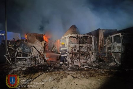 Второй день массированной вражеской атаки на Одессу и область: повреждены припортовая и пограничная инфраструктуры, зернохранилища, грузовые машины, пострадали люди (фоторепортаж) 