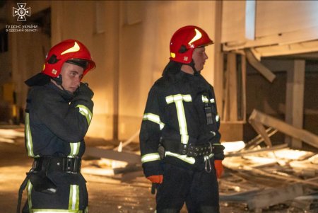 Второй день массированной вражеской атаки на Одессу и область: повреждены припортовая и пограничная инфраструктуры, зернохранилища, грузовые машины, пострадали люди (фоторепортаж) 