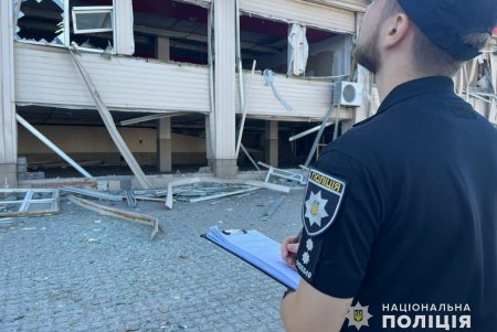 Второй день массированной вражеской атаки на Одессу и область: повреждены припортовая и пограничная инфраструктуры, зернохранилища, грузовые машины, пострадали люди (фоторепортаж) 