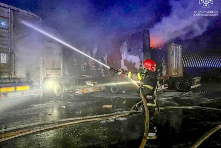 Второй день массированной вражеской атаки на Одессу и область: повреждены припортовая и пограничная инфраструктуры, зернохранилища, грузовые машины, пострадали люди (фоторепортаж) 