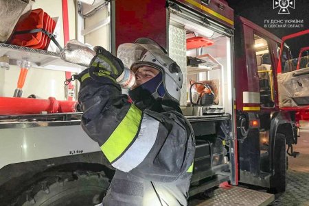 Второй день массированной вражеской атаки на Одессу и область: повреждены припортовая и пограничная инфраструктуры, зернохранилища, грузовые машины, пострадали люди (фоторепортаж) 