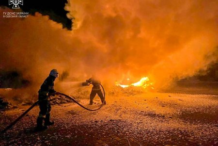 Второй день массированной вражеской атаки на Одессу и область: повреждены припортовая и пограничная инфраструктуры, зернохранилища, грузовые машины, пострадали люди (фоторепортаж) 