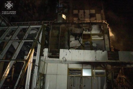 Второй день массированной вражеской атаки на Одессу и область: повреждены припортовая и пограничная инфраструктуры, зернохранилища, грузовые машины, пострадали люди (фоторепортаж) 