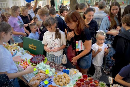 Работники образовательной сферы Одессы проводят акции в поддержку украинских защитников (фото)