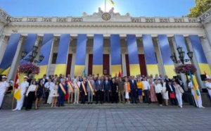 В День города на Думской площади торжественно подняли флаг Одессы (фото, видео)