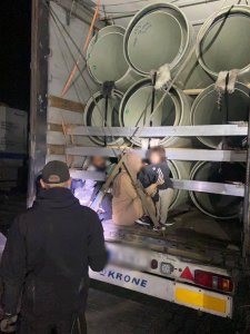 Прятались в грузовике: в Измаильском районе на пункте пропуска обнаружили семью нелегальных мигрантов из Ирака (фото, видео)
