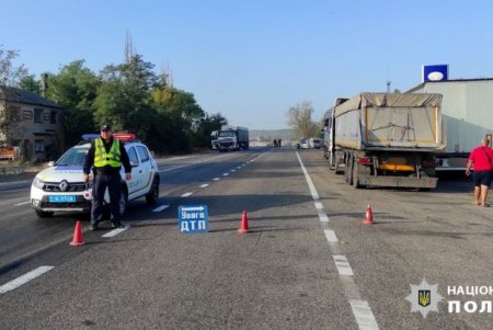 Возле Сараты водительница легковушки столкнулась с грузовиком и попала в реанимацию: движение на месте аварии затруднено