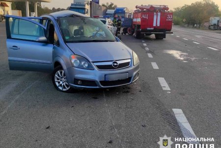 Возле Сараты водительница легковушки столкнулась с грузовиком и попала в реанимацию: движение на месте аварии затруднено