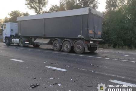 Возле Сараты водительница легковушки столкнулась с грузовиком и попала в реанимацию: движение на месте аварии затруднено