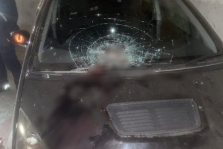 В одесском дворе пьяный мужчина повредил автомобили и нанес себе телесные повреждения (фото)